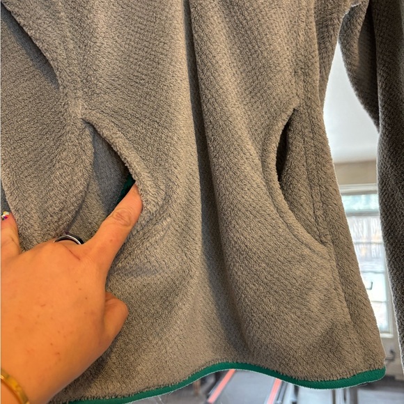 Grey and Green Patagonia Re-tool Synchilla Pullover Size Women's Extra Small - Picture 3 of 5